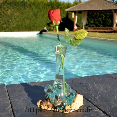 Soliflore en verre recyclé fondu puis soufflé en fusion sur du bois flotté et le verre se sort pour le lavage Soliflore en verre recyclé fondu puis soufflé en fusion sur du bois flotté et le verre se sort pour le lavage
