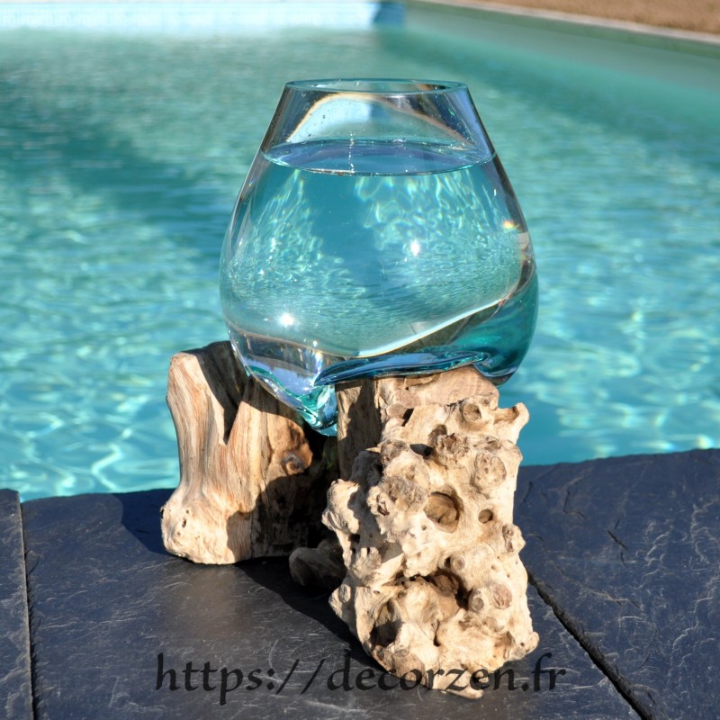 Un superbe vase ou petit aquarium en verre recyclé soufflé sur une