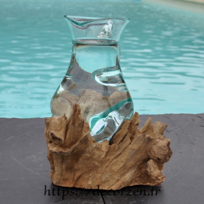 Carafe à eau en verre recyclé soufflé en fusion sur du bois flotté
