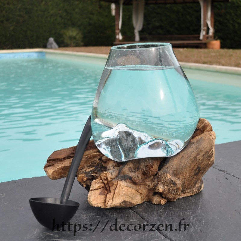 Un bol à cocktail ou vase en verre recyclé soufflé en fusion sur du bois flotté, le vase est amovible pour le laver