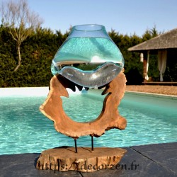 Aquarium ou gros en verre soufflé et moulé en fusion sur le bois, le verre se sort pour le laver