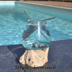 Verre à cocktail ou vase en verre recyclé soufflé à la bouche en fusion sur du bois flotté, le vase est amovible pour le lavage