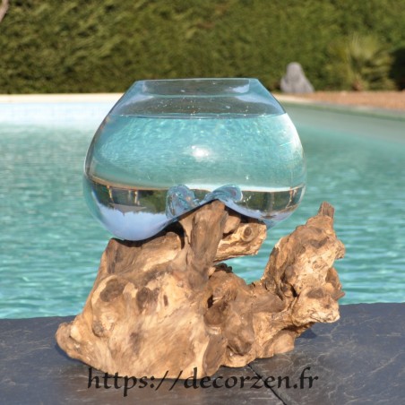 Un bol à cocktail en verre recyclé soufflé en fusion sur du bois flotté, le vase est amovible Un bol à cocktail en verre recyclé soufflé en fusion sur du bois flotté, le vase est amovible