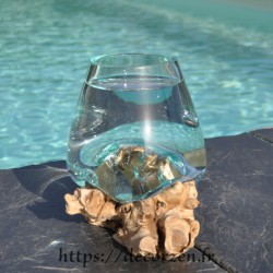 Verre à cocktail ou vase en verre recyclé soufflé à la bouche en fusion sur du bois flotté, le vase est amovible pour le lavage