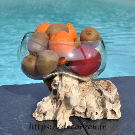 Terrarium, saladier ou ramequin en verre recyclé soufflé coulé en fusion sur du bois flotté. Terrarium, saladier ou ramequin en verre recyclé soufflé coulé en fusion sur du bois flotté.