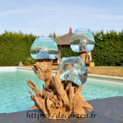 Trois vases en verre recyclé soufflés en fusion à la bouche sur du bois flotté