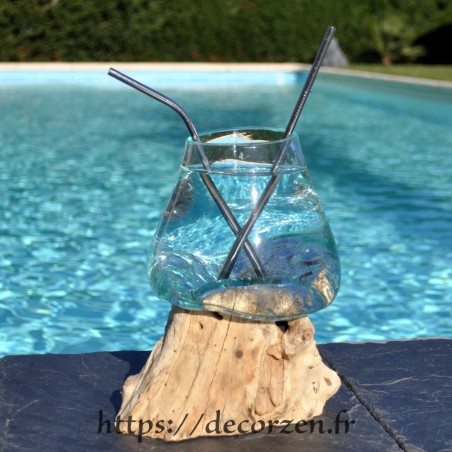 Un verre à duo ou vase en verre recyclé soufflé et coulé à la bouche en fusion sur du bois flotté, le vase est amovible Un verre à duo ou vase en verre recyclé soufflé et coulé à la bouche en fusion sur du bois flotté, le vase est amovible