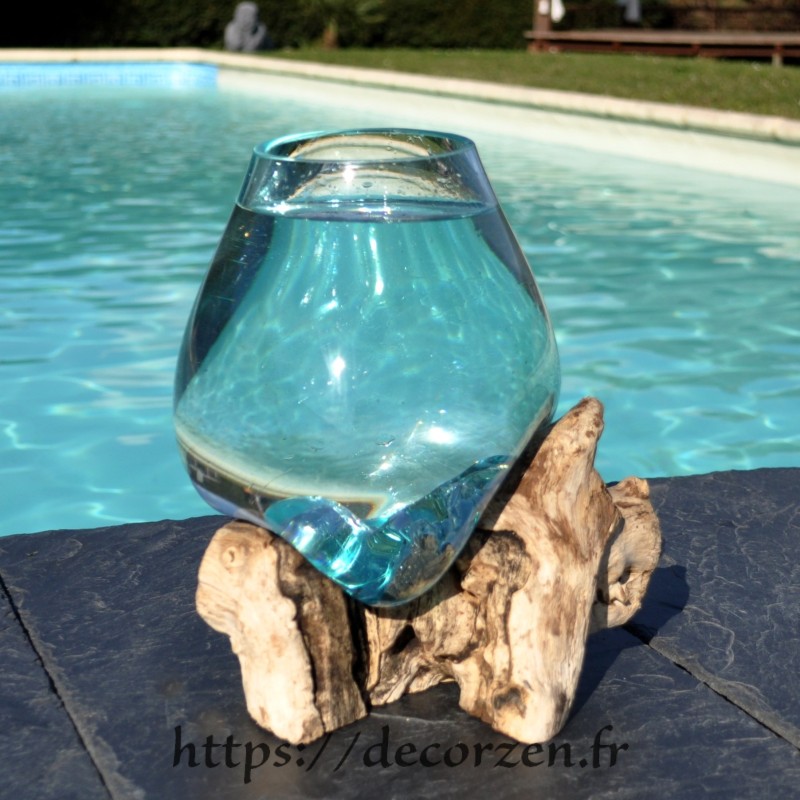 Bol à cocktail en verre recyclé soufflé en fusion sur du bois flotté, le vase est amovible