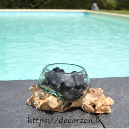 Un terrarium, saladier ou ramequin en verre recyclé soufflé coulé en fusion sur du bois flotté. Un terrarium, saladier ou ramequin en verre recyclé soufflé coulé en fusion sur du bois flotté.