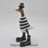 Un grand et superbe canard en marinière blanche et noire, en teck et bambou