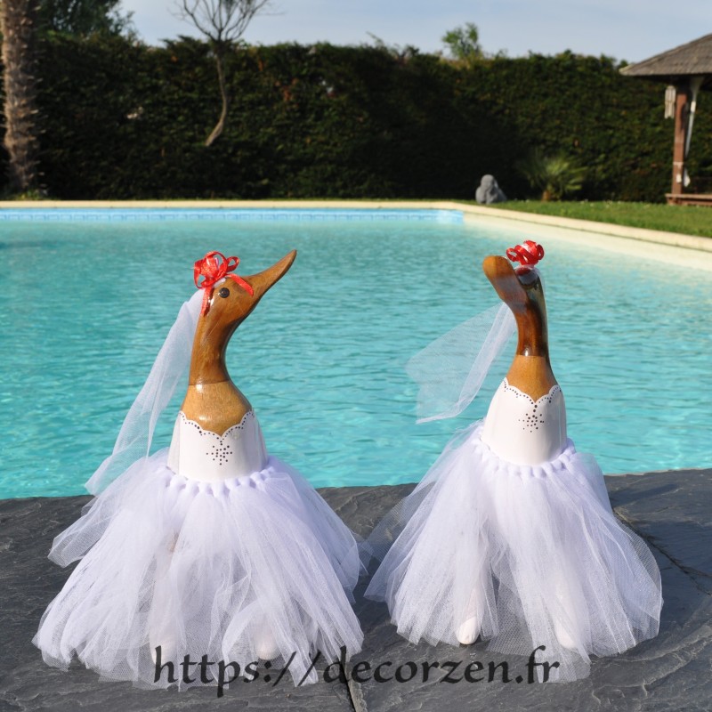 Grand canard humoristique en robe de marié en bois sculpté WD016