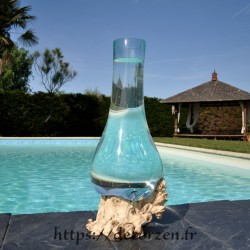Carafe ou vase en verre recyclé soufflé en fusion sur du bois flotté de teck
