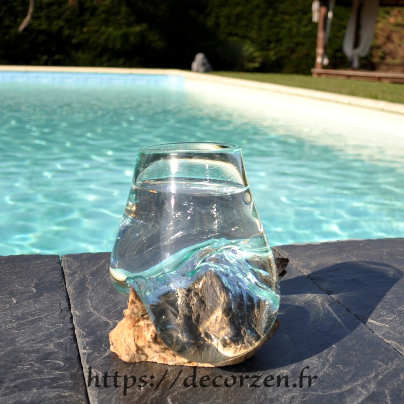 Verre à cocktail ou vase en verre recyclé soufflé à la bouche en fusion sur du bois flotté, le vase est amovible pour le lavage