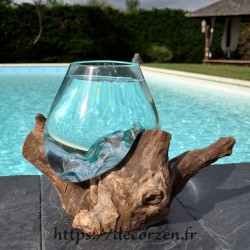 Un bol à cocktail en verre recyclé soufflé en fusion sur du bois flotté, le vase est amovible pour le laver