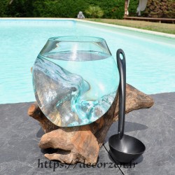 Un bol à cocktail en verre recyclé soufflé en fusion sur du bois flotté, le vase est amovible