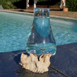 Vase en verre recyclé soufflé en fusion à la bouche sur du bois flotté, le verre passe au lave-vaisselle