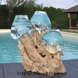 Trois vases en verre recyclé soufflés sur du bois flotté, les verres sont amovibles.