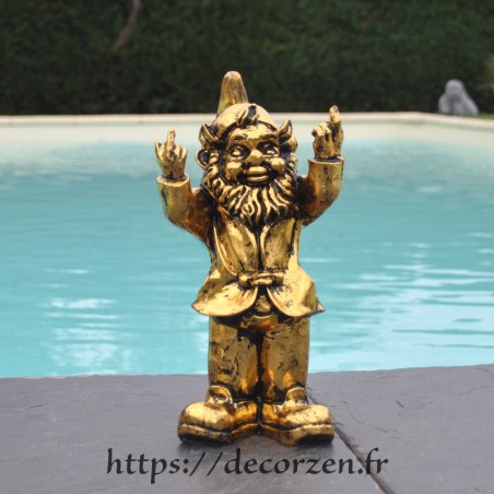 Nain de jardin insolent doigt d'honneur