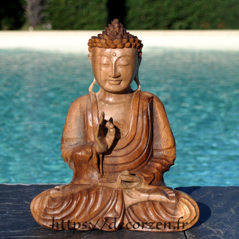 Buddha en teck massif sculpté artisanalement.
