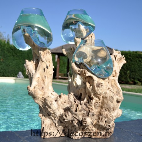 Trois vases en verre recyclé soufflés en fusion à la bouche sur du bois flotté