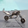 Moto en pièces métalliques et fer recyclé dans le plus pur style déco indus