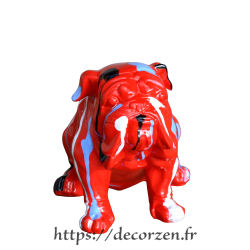 Un superbe bouledogue français assis rouge tagué