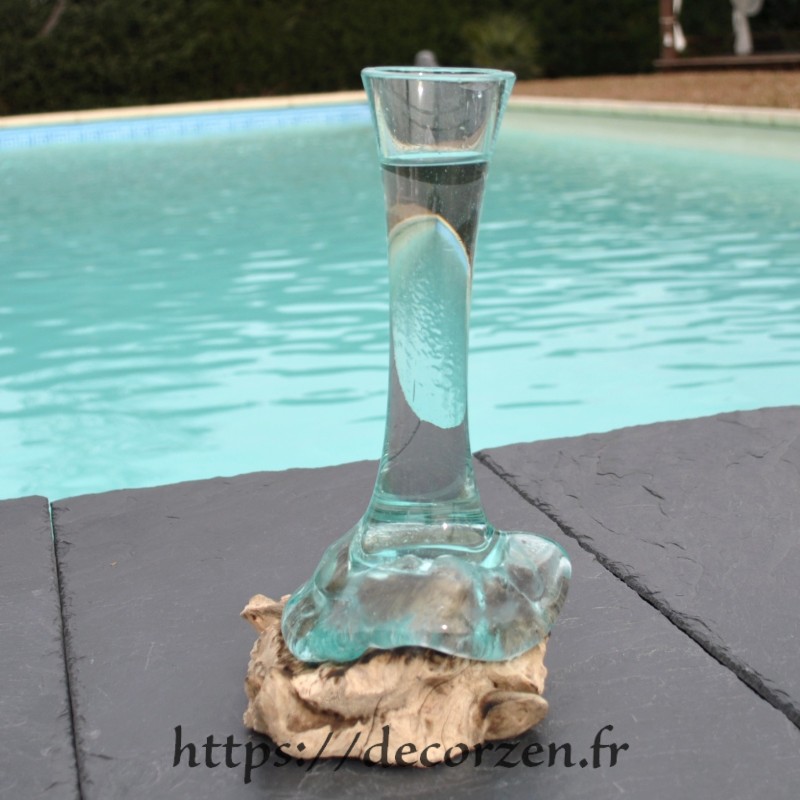 Un soliflore en verre recyclé fondu puis soufflé en fusion sur du bois flotté et le verre se sort pour le lavage