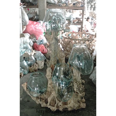 Trois vases en verre recyclé soufflés et moulés en fusion directement sur du bois flotté