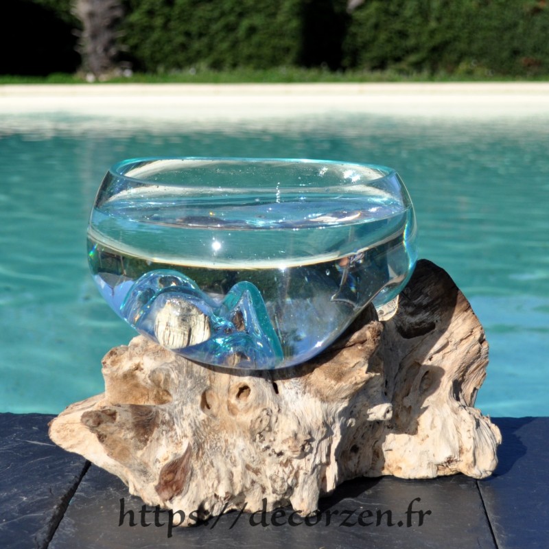 Un terrarium, saladier ou ramequin en verre recyclé soufflé coulé en fusion sur du bois flotté.