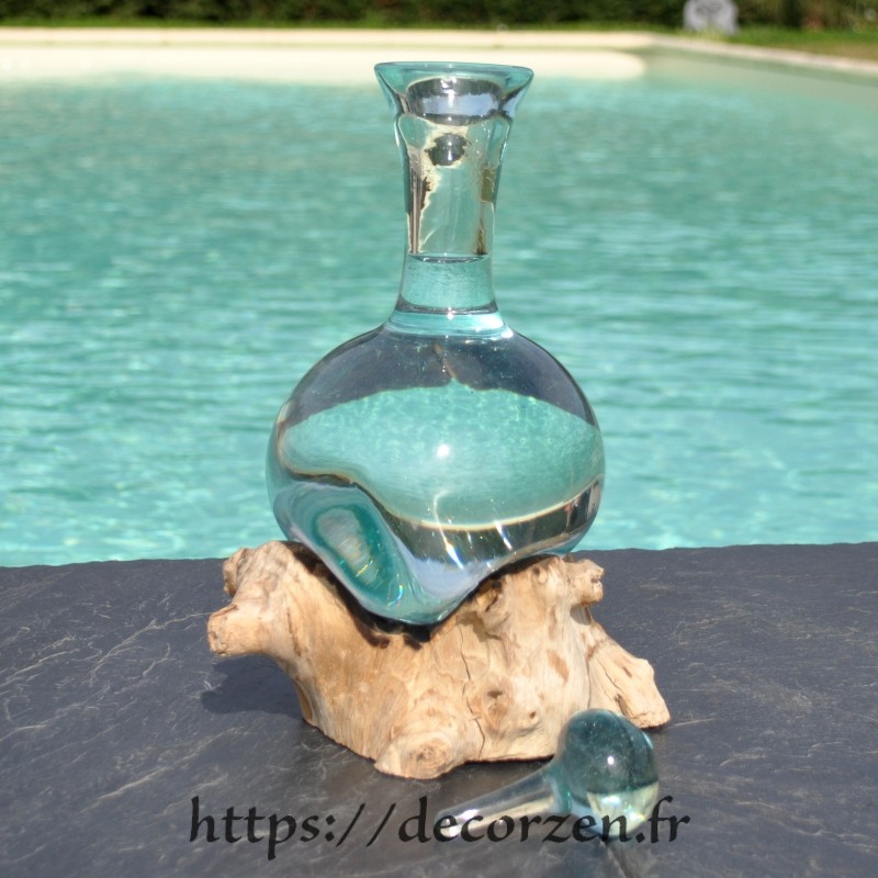 Soliflore, vase ou carafe à décanter en verre recyclé soufflé en fusion sur du bois flotté.