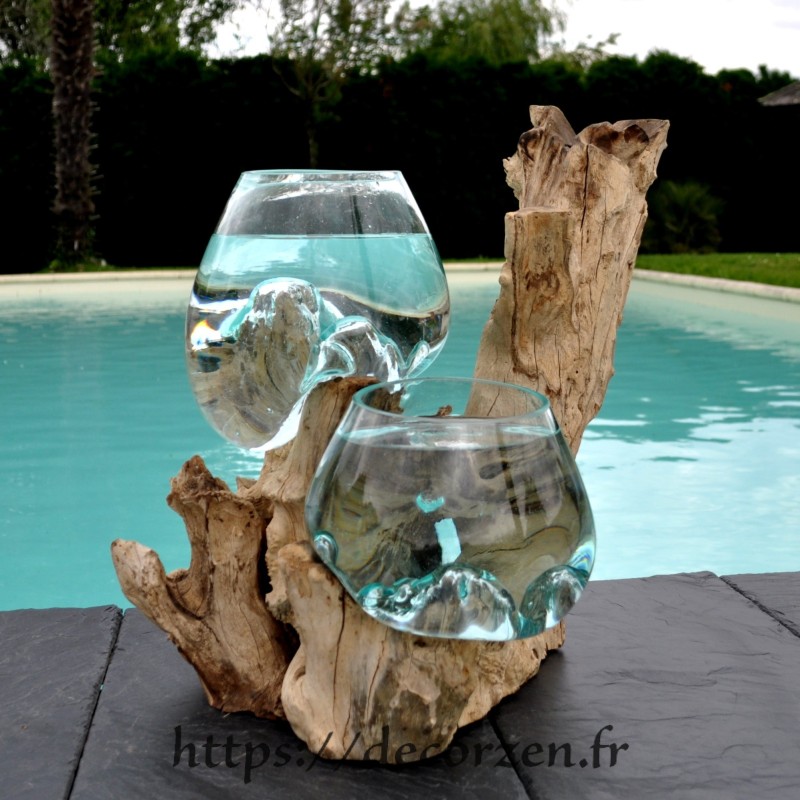 2 aquariums en verre recyclé soufflé en fusion directement sur du bois flotté de teck, les verres sont amovibles