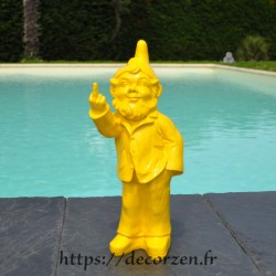 Nain de jardin faisant doigt d'honneur