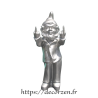 Nain de jardin insolent faisant 2 doigts d'honneur