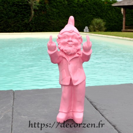 Un nain de jardin insolent faisant 2 doigts d'honneur.