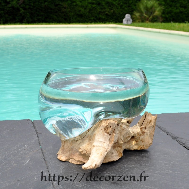Un superbe terrarium, saladier ou ramequin en verre recyclé soufflé coulé en fusion sur du bois flotté.