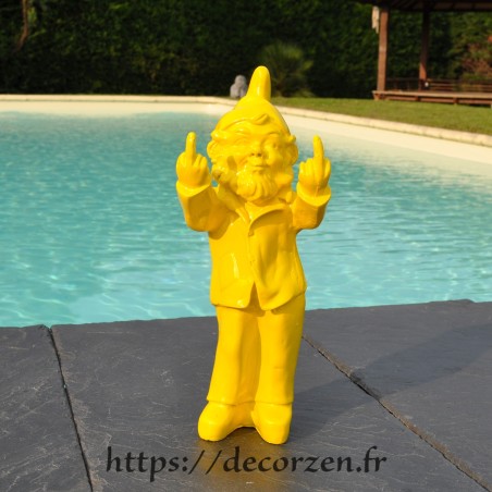 Un nain de jardin insolent faisant un doigt d'honneur