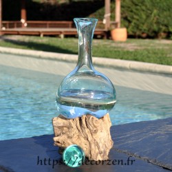 Soliflore, vase ou carafe à vin en verre recyclé soufflé et formé en fusion sur du bois flotté.