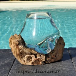 Petit aquarium en verre recyclé soufflé en fusion sur du bois flotté, le vase est amovible pour le laver