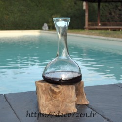 Soliflore, vase ou carafe à vin en verre recyclé soufflé et formé en fusion sur du bois flotté.