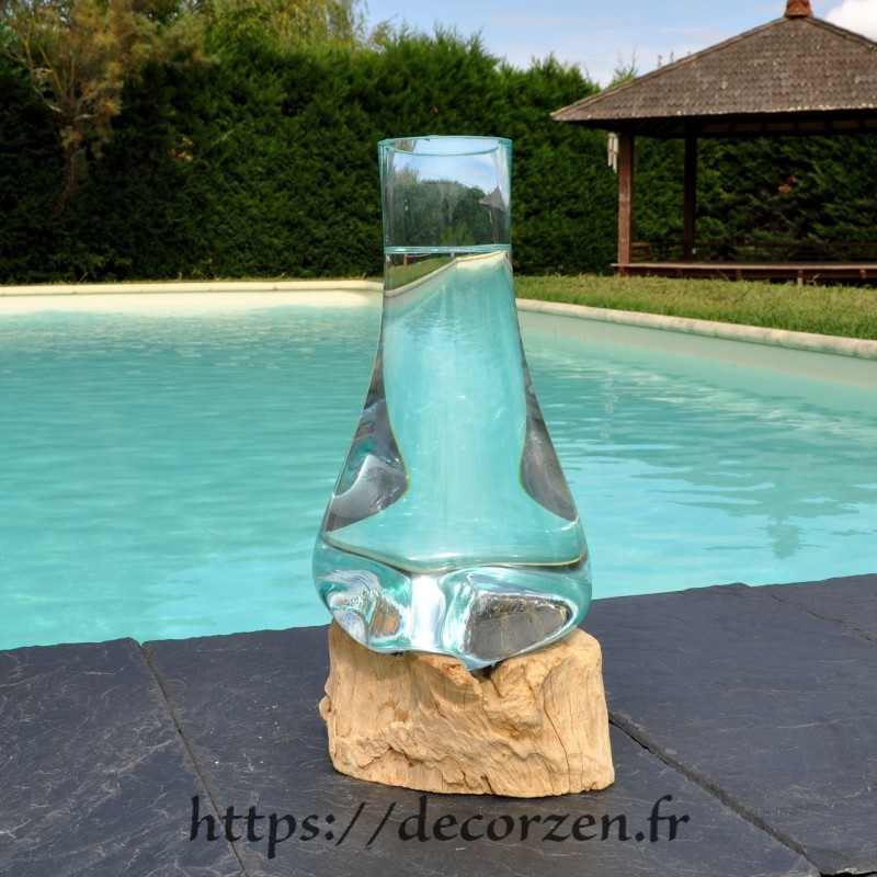 Vase en verre recyclé soufflé en fusion à sur du bois flotté