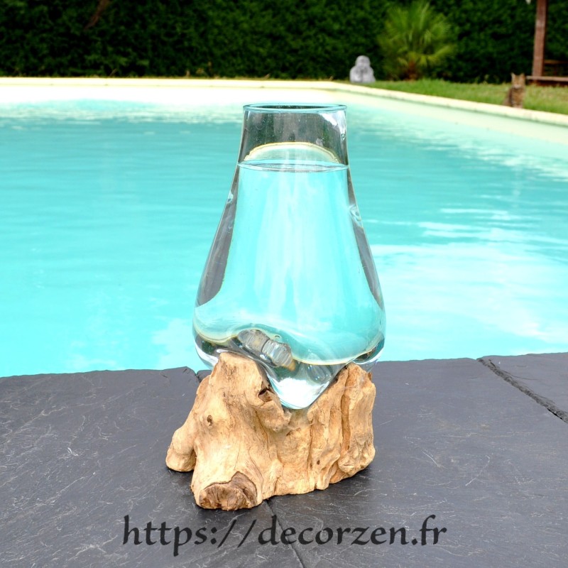 Vase en verre recyclé soufflé en fusion à la bouche sur du bois flotté