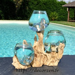 3 vases en verre recyclé soufflés et moulés en fusion directement sur du bois flotté
