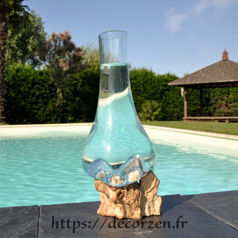 Vase en verre recyclé soufflé en fusion à la bouche sur du bois flotté, le verre s'enlève pour le laver.