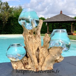 Trois vases en verre recyclé soufflés et moulés en fusion directement sur du bois flotté