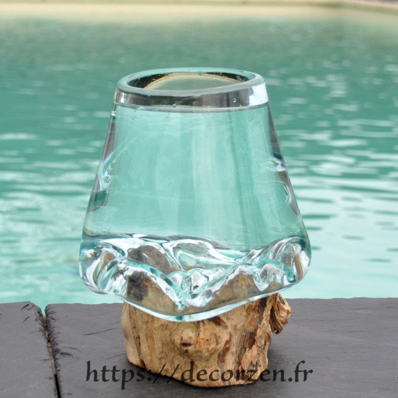 Un merveilleux verre à duo ou petit vase en verre soufflé sur du bois flotté VS231.101.1