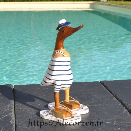C'est un  canard rigolo en maillot vintage fait main en bois