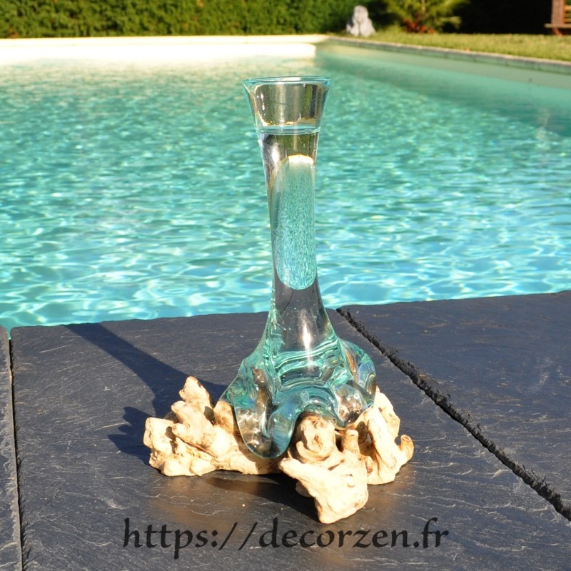 Un soliflore en verre recyclé soufflé en fusion sur du bois flotté et le verre se sort pour le laver