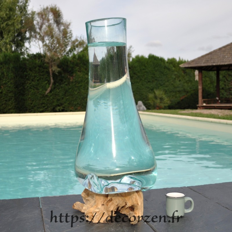 Vase en verre recyclé soufflé en fusion à la bouche sur du bois flotté, le verre passe au lave-vaisselle