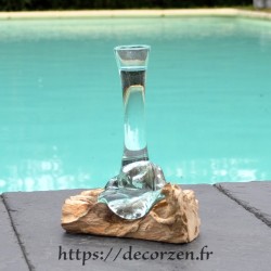 Un soliflore en verre recyclé fondu puis soufflé en fusion sur du bois flotté et le verre se sort pour le lavage