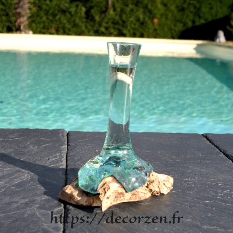 Un soliflore en verre recyclé soufflé en fusion sur du bois flotté et le verre se sort pour le lavage